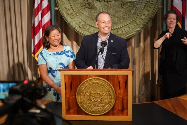 KHONnews's tweet card. “In Hawaii, we care for one another — we malama our keiki, our kupuna and our ohana, SUN Bucks reflects those values.”