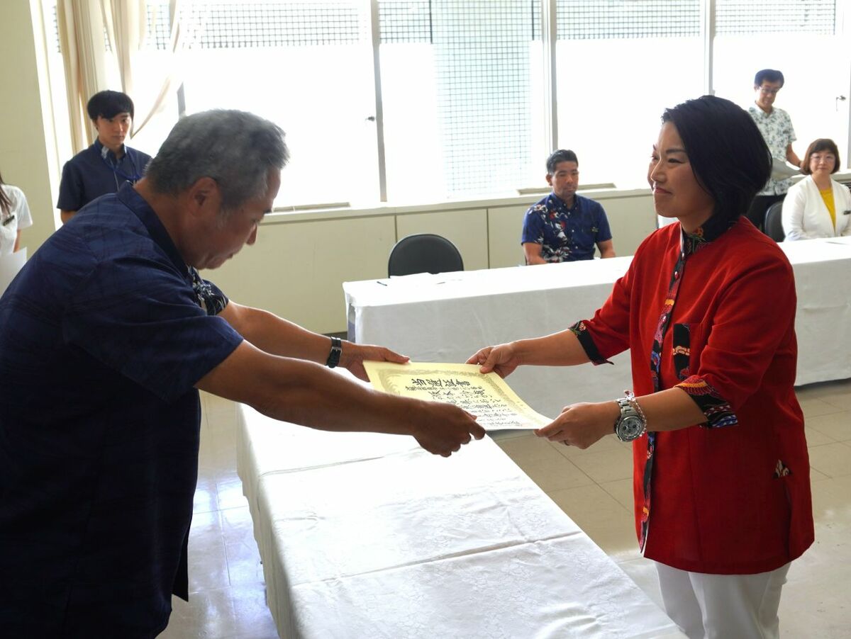 theokinawatimes's tweet card. 　沖縄県選挙管理委員会（武田昌則委員長）は２３日午前、第２７回参院選沖縄選挙区で当選した無所属新人の高良沙哉氏（４６）に当選証書を手渡した。高良氏は「一票一票の重みを痛感しながらスタートラインに立てたという感じがしている。沖縄のためにしっかり働いていく」と決意を語った。