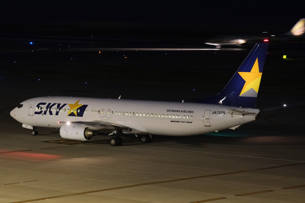 FlyTeamNews's tweet card. 神戸空港は、2025年8月22日(金)から23日(土)にかけて、「滑走路ナイトウォークツアー」を開催します。開催時間は22日の22時から23日の0時30分までで、8月4日(月)まで参加申込を受け付けています。「滑走路ナイトウォークツアー」は、空港の運用が終了した夜間に、