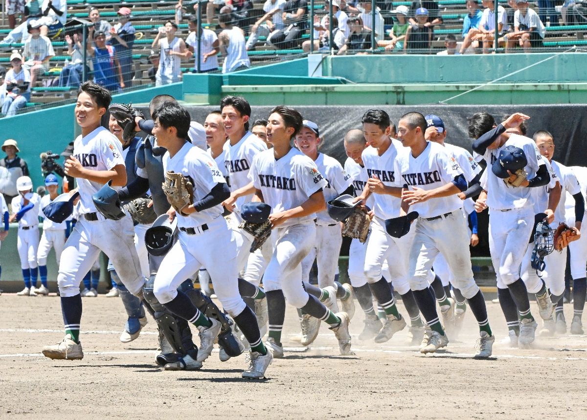 sagashimbun's tweet card. 夏の甲子園出場を懸けた第107回全国高校野球選手権佐賀大会（7月5～21日）は、第3シードの佐賀北が6年ぶり6度目の優勝を飾り、幕を閉じた。4強のうち3チームをシード校が占める激戦となった大会を振り返る。　佐賀北は鳥栖商との初戦を2-1で競り勝ち、勢いに乗った。全5試合のうち3試合が無失点勝利で、失点はわずか3。主戦稲富理人がほぼ一人で投げ抜き、防御率0・66とエースの貫禄を見せた。守備陣も...