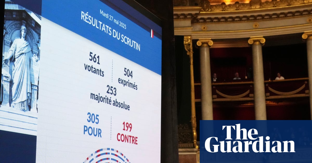 EndOfLifeIE's tweet card. Bill passed by lower house 305-199, backed by centrist MPs and leftwing parties while most on right opposed it