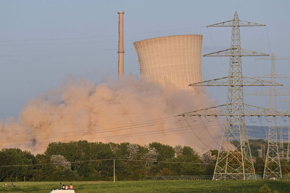 hoyer_kat's tweet card. The phaseout of nuclear energy was a political decision that can - and should - be reversed.