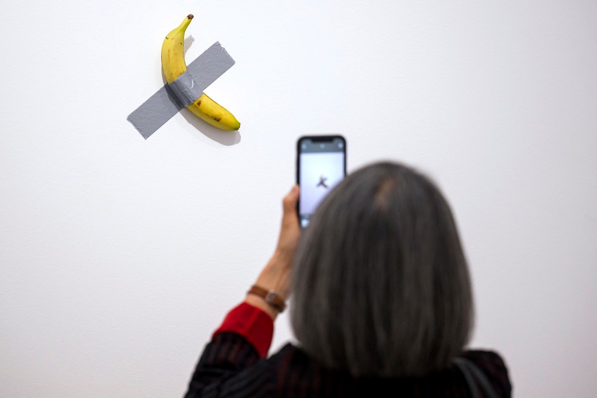 g1's tweet card. Segundo o local, depois do ataque, a segurança interveio e a obra foi 'reinstalada em minutos'. Não é a primeira vez que a obra do artista italiano Maurizio Cattelan é comida.