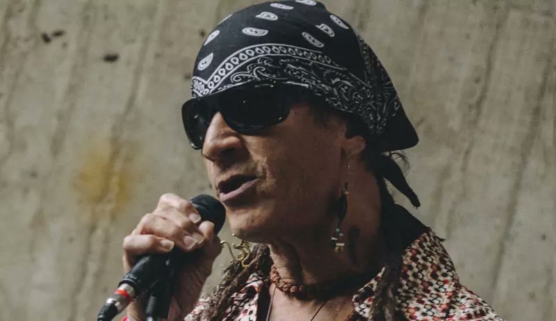 ArepaWeb's tweet card. La escena musical venezolana despide a una de sus figuras más emblemáticas. Abraham “Cangrejo” García, baterista y cofundador de La Seguridad Nacional,