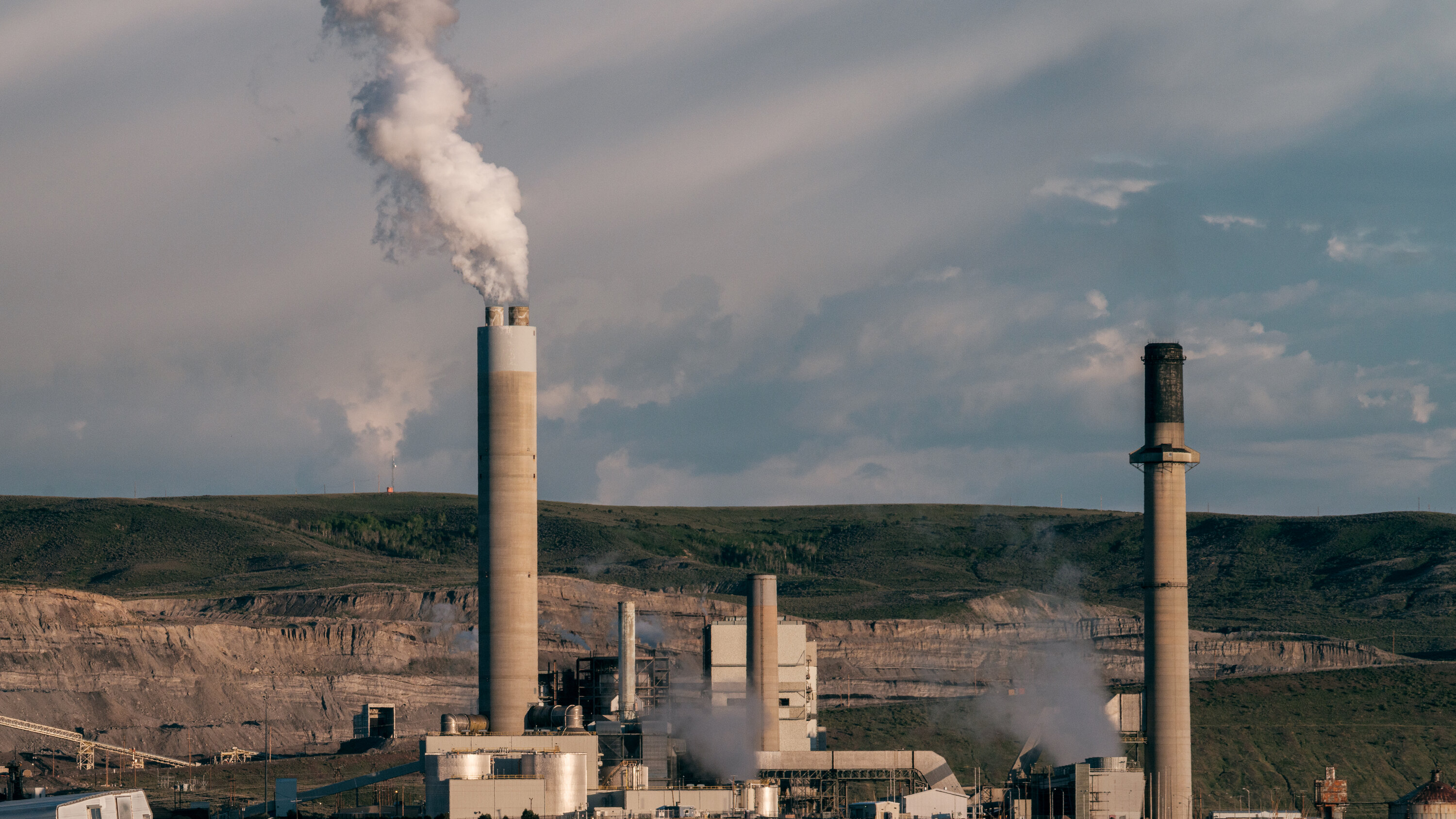 GreenNewsReport's tweet card. According to two people familiar with the draft, it would eliminate the bedrock scientific finding that greenhouse-gas emissions threaten human life by dangerously warming the planet.