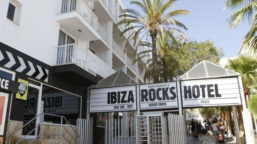 informacion_es's tweet card. Tres de las víctimas han fallecido en el mismo hotel, Ibiza Rocks de Sant Antoni: una chica de 19 años, otro de 19 y otro de 26; los dos últimos en tan solo dos semanas y precipitados desde el mismo...