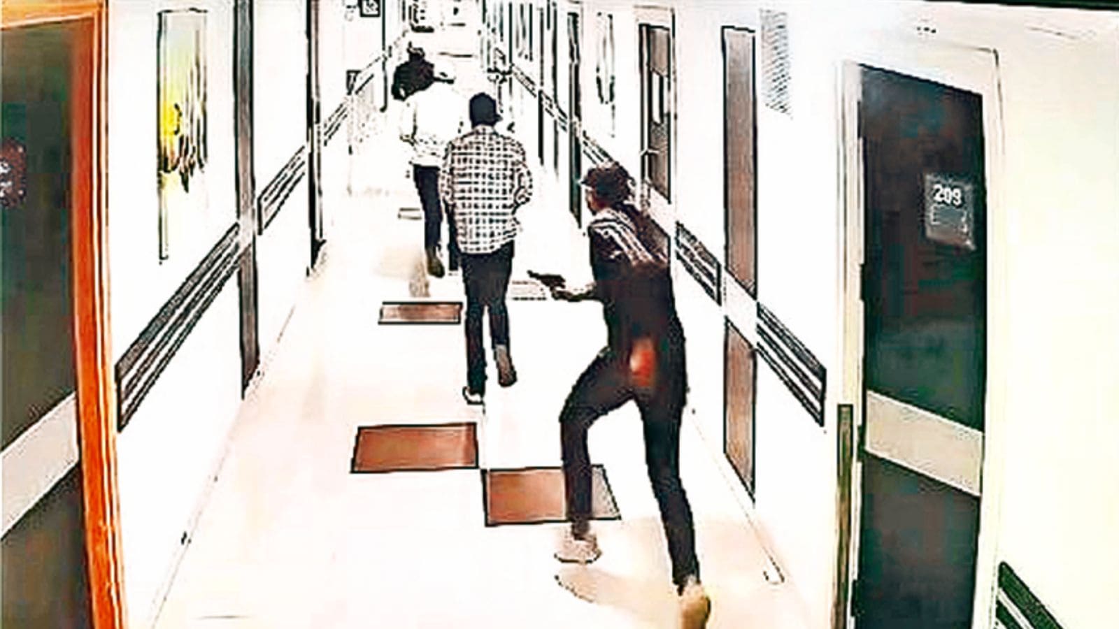 ClarkKentIGuess's tweet card. Hours after Chandan Mishra, a criminal from Buxar who was out on parole, was gunned down at Patna’s Paras Hospital, CCTV footage had emerged showing Tauseef and his accomplices — armed with guns —...