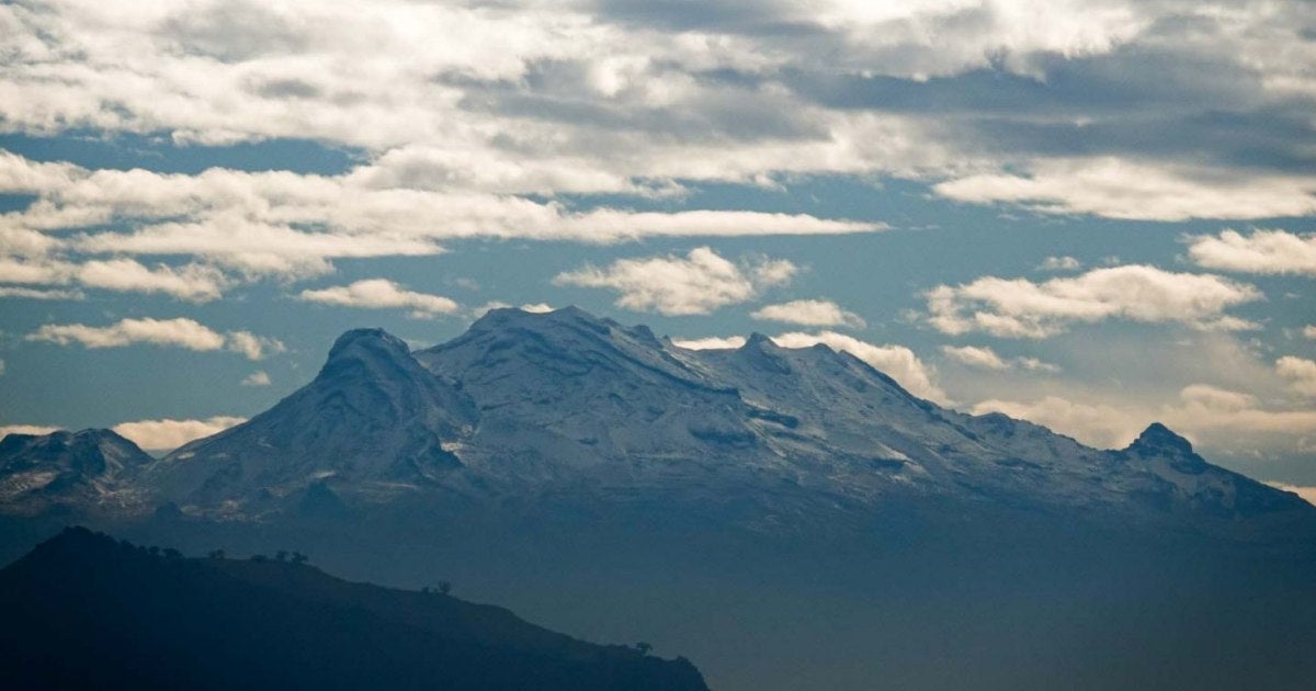 Excelsior's tweet card. Paolo "S.", de tan solo 14 años de edad, salió de su casa para escalar el volcán Iztaccíhuatl; siete días después fue hallado sin vida.