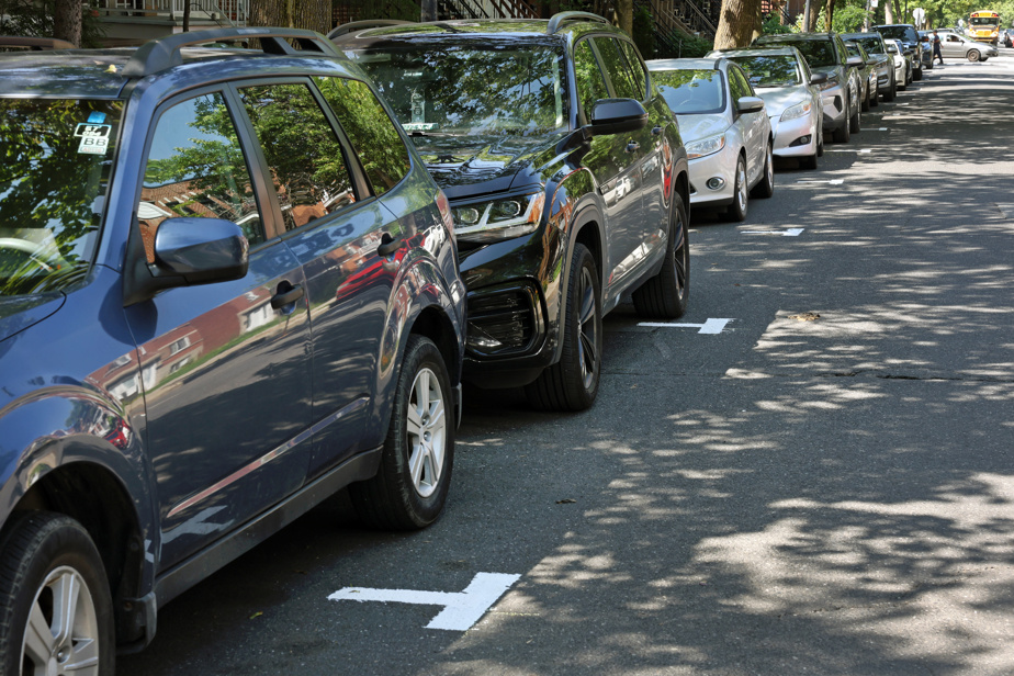 LP_LaPresse's tweet card. Montréal recule sur son projet-pilote de marquage au sol des espaces de stationnement dans le quartier Villeray. L’initiative, qui avait pour but de mettre au pas les automobilistes mal garés dans...