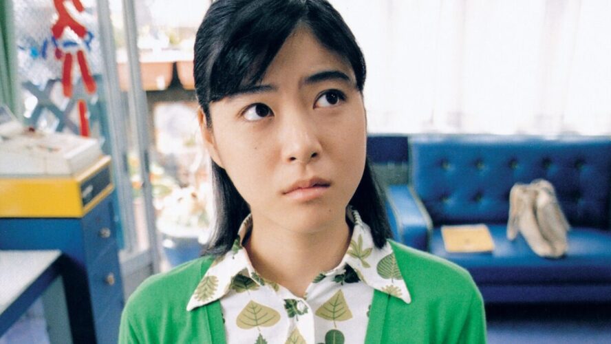 m_c_jp's tweet card. 上野樹里演じる主人公、平凡すぎる主婦・片倉スズメの前に、蒼井優演じる派手な幼馴染・扇谷クジャクが現れたことで、奇想天外な物語が繰り広げられ……。『時効警察』など数々の脱力系コメディを世に送り出した三木聡監督の伝説の作品『亀は意外と速く泳ぐ』が、デジタルリマスター版として、リバイバル上映されることとなった。