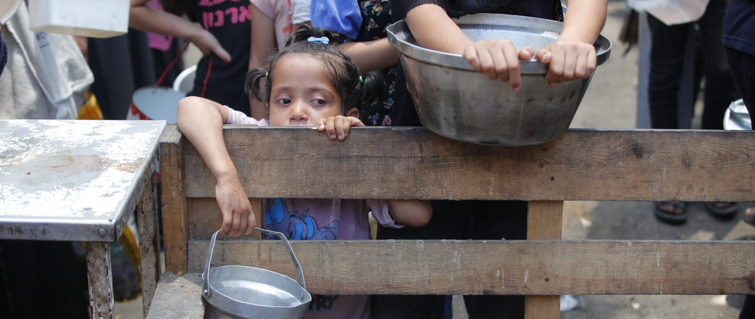 amnistia's tweet card. Las ONG piden medidas inmediatas para poner fin al letal programa de distribución israelí en Gaza (que incluye la llamada Fundación Humanitaria de Gaza), volver a los mecanismos de coordinación...