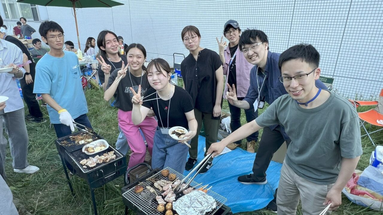 Science_HU's tweet card. 2025年7月11日（金）、北キャンパス総合研究棟２号館（次世代物質生命科学研究センター棟）前にて、毎年恒例の交流会（ジンパ）が開催されました。 参加者は、高分子機能学・生命融合科学コー...