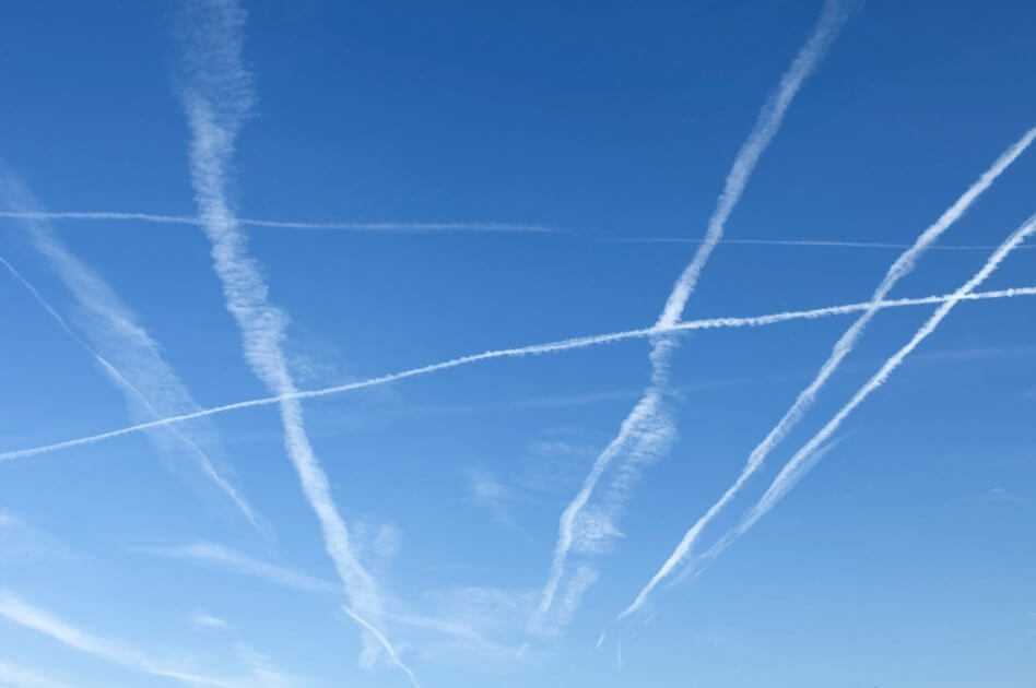 MitAktien's tweet card. Während Millionen Europäer im Sommerurlaub abheben, zwingt Brüssel die Airlines zum nächsten Klimaschutz-Irrsinn: Kondensstreifen gelten plötzlich als Gefahr – und die Airlines sollen teuer dafür...