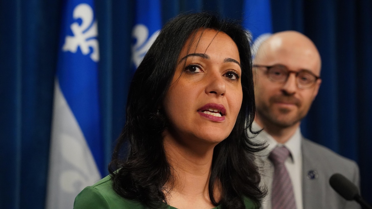 s_desrosiers's tweet card. Tout membre, peu importe son genre, est éligible et un des deux postes est réservé à une femme, selon QS.