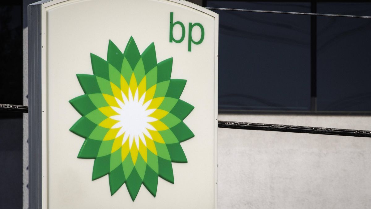 FabienBougle's tweet card. BP avait annoncé en février renoncer aux énergies renouvelables pour se recentrer sur les hydrocarbures, plus rentables. Dont acte. Le groupe vient d'annoncer la vente de ses parcs éoliens terrestres...
