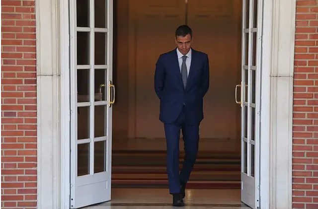 ElMundoOpinion's tweet card. Supongo que no era posible otro manifiesto: lo único que podían alumbrar los abajofirmantes habituales era el carajal sintáctico y moral que ha visto la luz. Una muestra de...