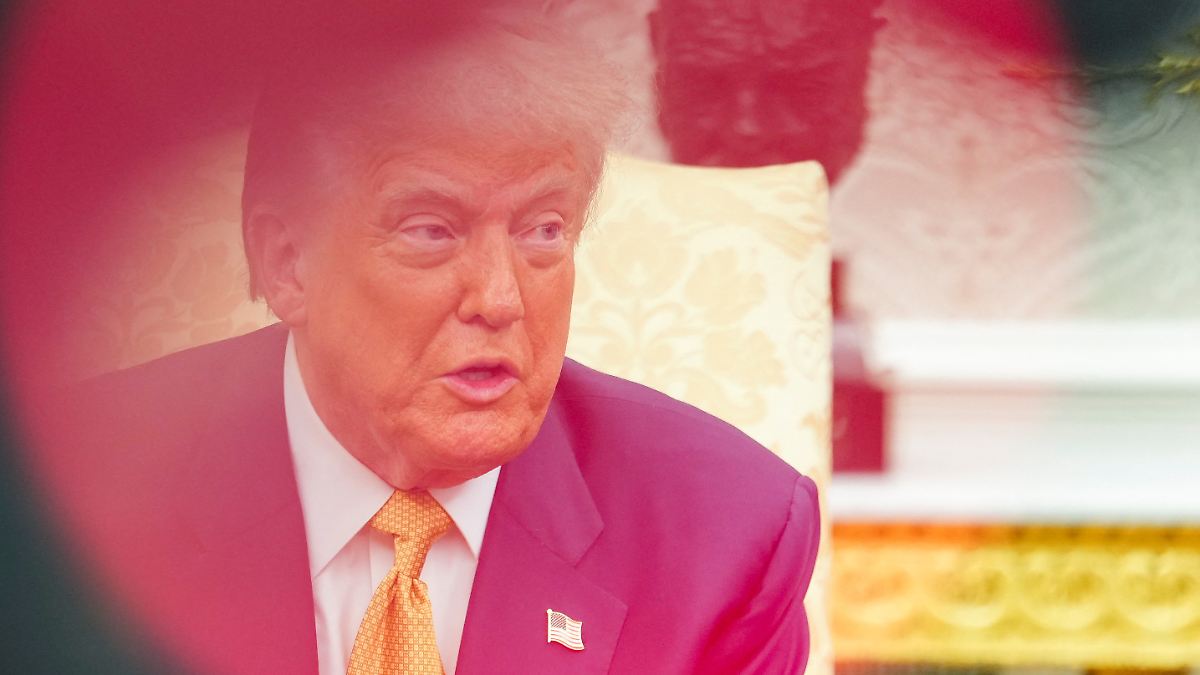 twidderix's tweet card. Der mediale Sturm um Sexualstraftäter Epstein hat das Weiße Haus, die US-Regierung und den Kongress in eine Krise gestürzt. Die versuchen es mit bislang ergebnislosem Aktionismus. Präsident Trump...