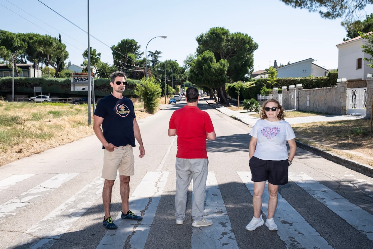 el_pais's tweet card. Los vecinos de la urbanización Campodón, junto a Villaviciosa, denuncian el “abandono” por parte de su Ayuntamiento y comienzan una cruzada para poder cambiarse de municipio