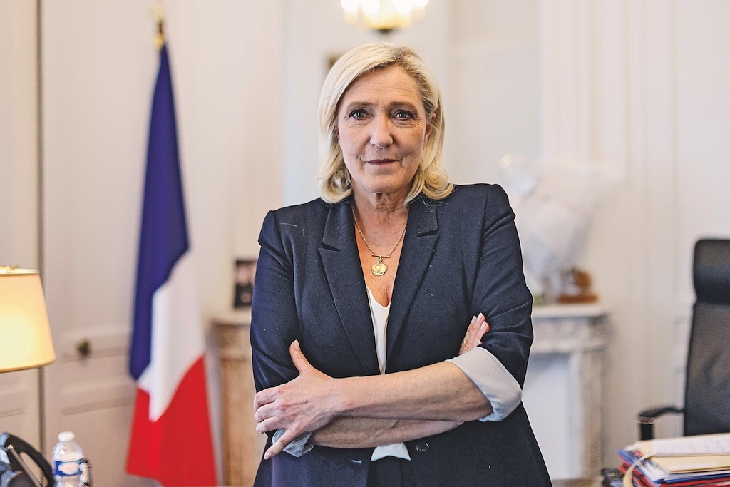 S_Lignier's tweet card. Valeurs actuelles.Comment entendez-vous la phrase de Donald Trump, quand il dit : « Que ce soit intentionnel ou non, Emmanuel Macron se trompe toujours » ?Marine Le Pen. Pour avoir...