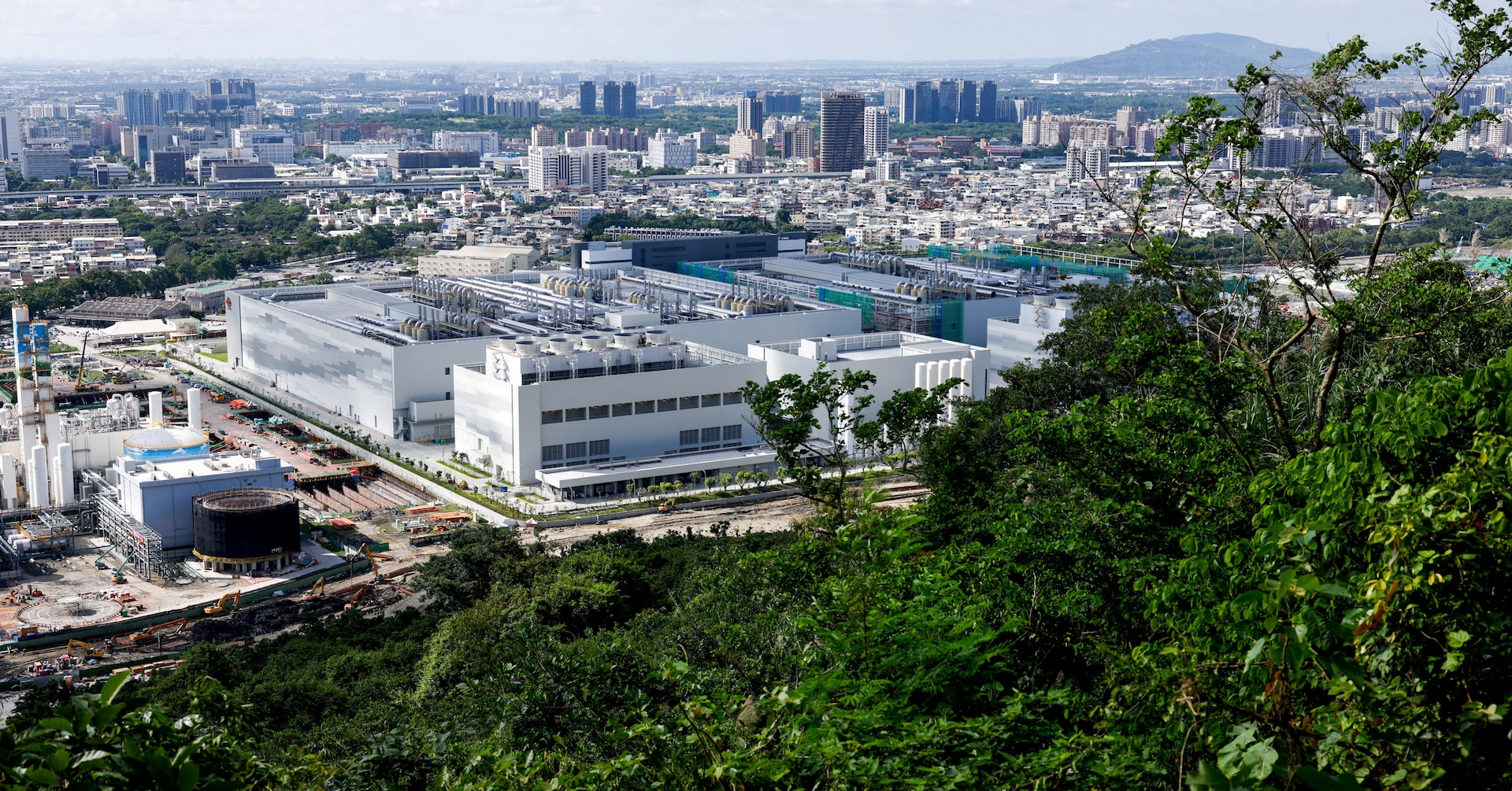 FDD_CCTI's tweet card. Taiwan plans to launch its "Ten Major AI Infrastructure Projects" initiative, aimed at generating more than T$15 trillion ($510 billion) in economic value by 2040 as it strives to become a global...