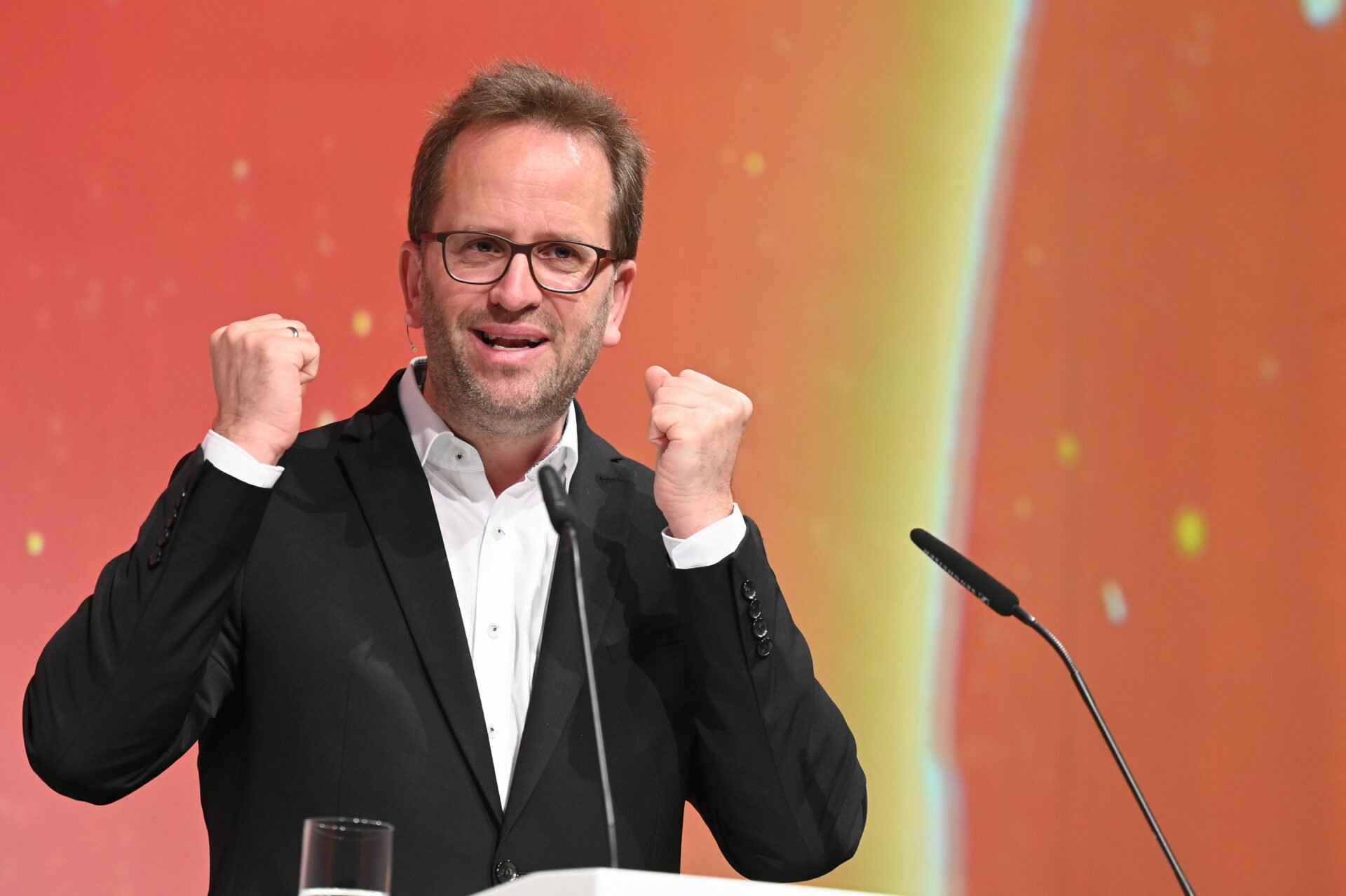 apollo_news_de's tweet card. Die Ampel installierte Klaus Müller als Chef der Bundesnetzagentur. Der Habeck-Vertraute benannte mehrere Meldestellen als „Trusted Flagger“. Auf Apollo News-Anfrage erklärt das CDU-Digitalminister...