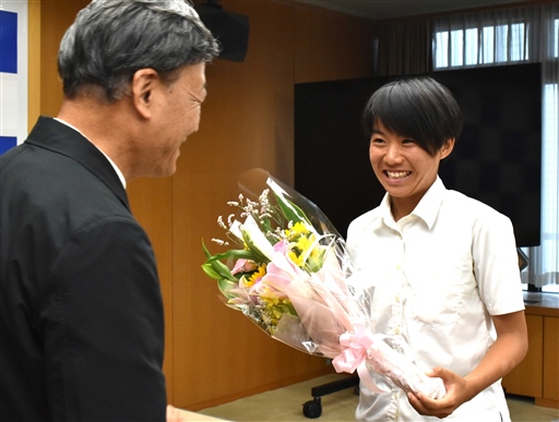 shizushin's tweet card. 　全国高校総体へ出場する常葉大橘高女子サッカー部など今夏、全国大会に挑む静岡市内五つのサッカーチームの代表者がこのほど、市役所静岡庁舎を訪れ、難波喬司市長に意気…