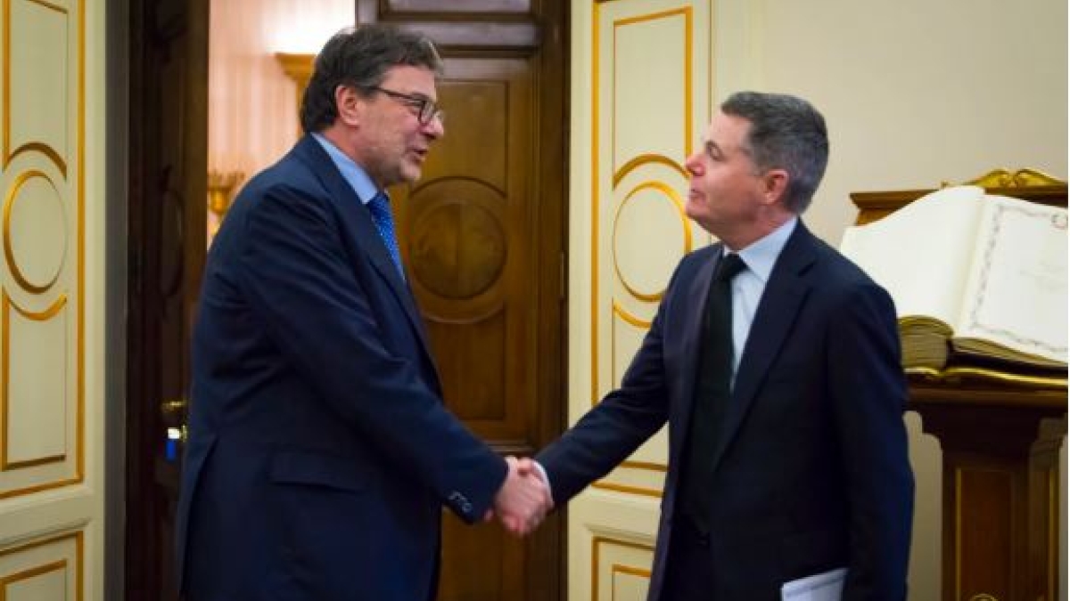 federicofubini's tweet card. Il ministro delle Finanze di Dublino Donohoe è stato confermato, oggi, alla guida dell’Eurogruppo. Una scelta che fa male all’Italia. Specie se si conta che Microsoft, Apple e Pfizer valgono quasi il...