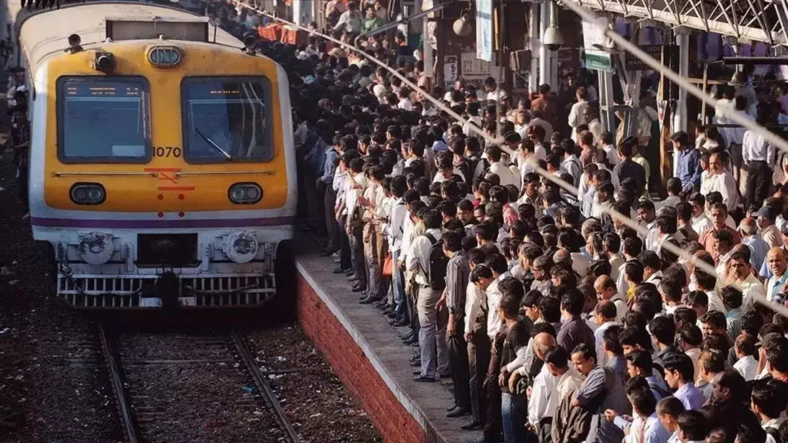MumRail's tweet card. Local Train News: दिवा-मुंब्रा मार्गावरील प्रवाशांसाठी महत्त्वाचा असलेला कळवा-ऐरोली उन्नत रेल्वे प्रकल्प रखडण्याची शक्यता आहे. भूसंपादनातील अडचणींमुळे दहा वर्षांपासून हा प्रकल्प रखडला असून, खर्च...