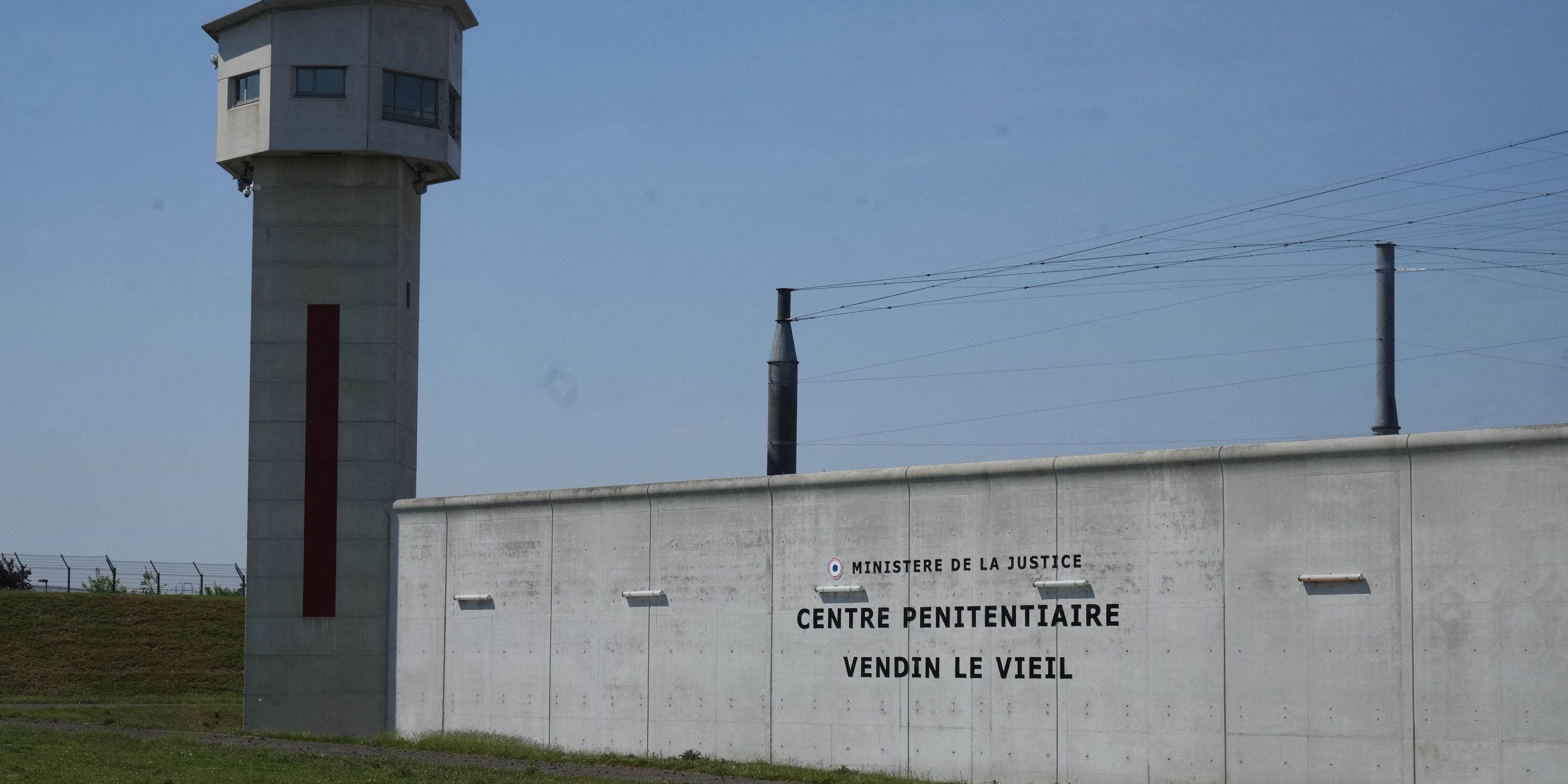 Europe1's tweet card. Après plusieurs mois à l'état de projet, la prison de haute-sécurité de Vendin-le-Vieil, dans le Pas-de-Calais, a reçu ses 17 premiers prisonniers, des narcotrafiquants considérés comme particulièr...