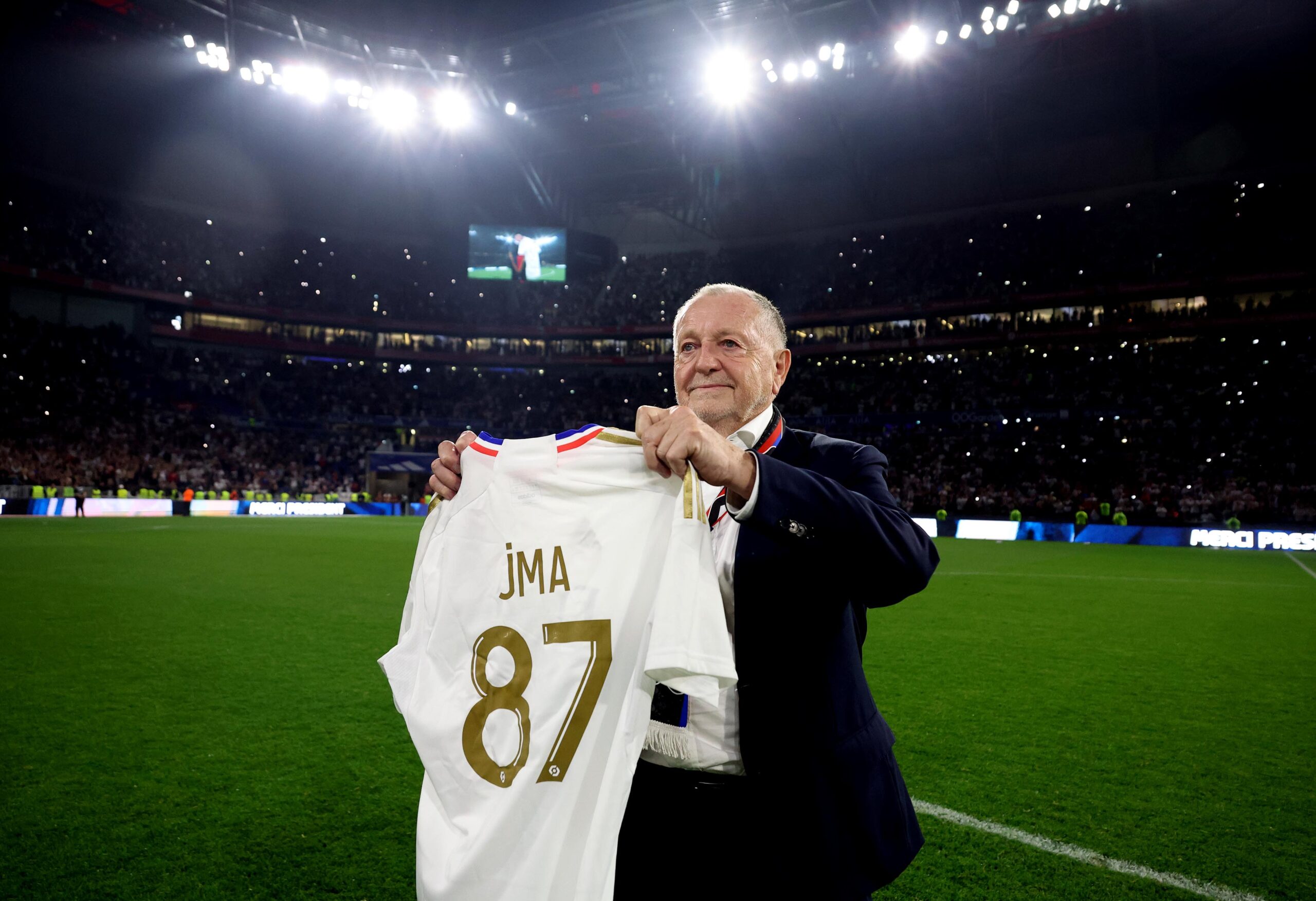 oetl's tweet card. Suite au maintien de l'OL en Ligue 1, Jean-Michel Aulas a fait savoir qu'il avait œuvré en coulisses pour aider le club.