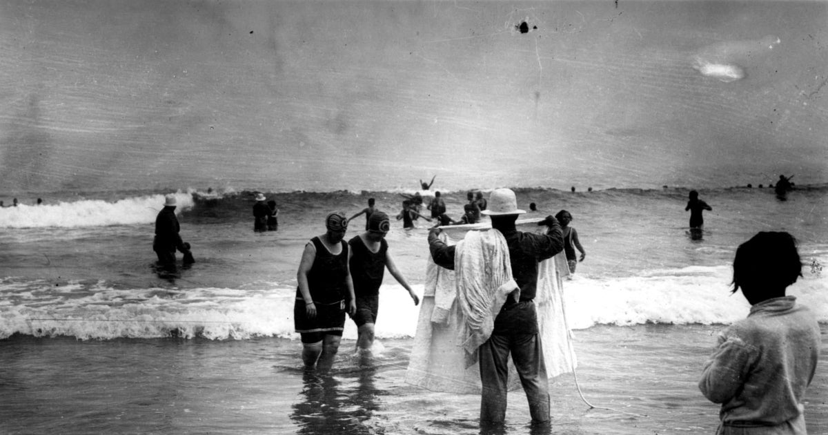 abc_es's tweet card. Bañadores de carne y hueso campaban tiempo atrás junto a las olas para zambullir a los pequeños en el mar las nueve veces que prescribían los médicos