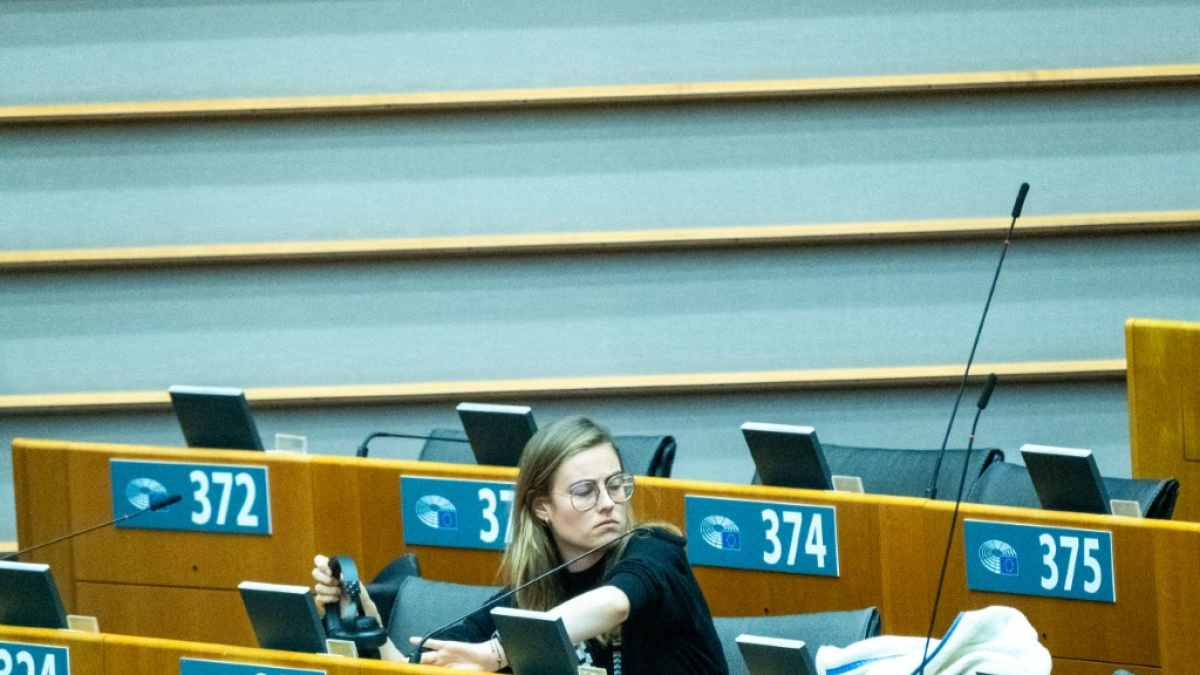 rumboagaza's tweet card. La eurodiputada de La France Insumise navega rumbo a la Franja de Gaza con el objetivo de romper el bloqueo israelí y entregar ayuda humanitaria.