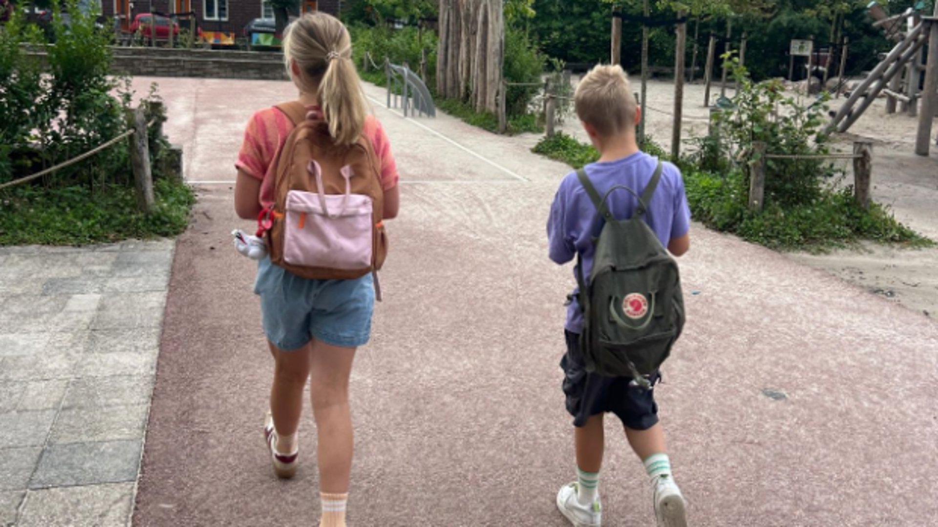 ndnl's tweet card. ‘Hebben jullie kinderen geen vakantie?’ Die vraag krijgt vader Tom Duijn veel nu zijn dochter en zoon nog naar school gaan, terwijl de rest van de Nederlandse leerlingen vrij is. Hun school doet mee...