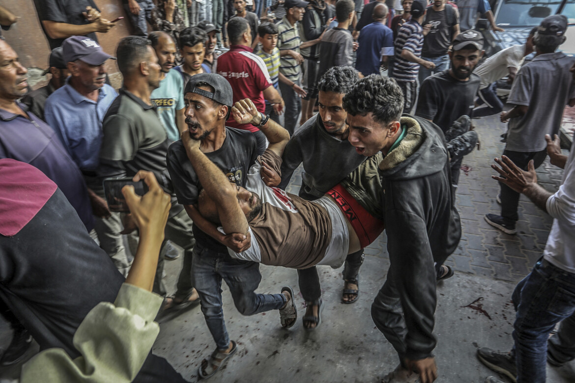 ChiaraCruciati's tweet card. Israele (Internazionale) C’è una parola magica che l’esercito israeliano utilizza per provare a lavare via il sangue dei palestinesi dalle mani dei propri soldati: «sospetti». Tutti i morti erano...