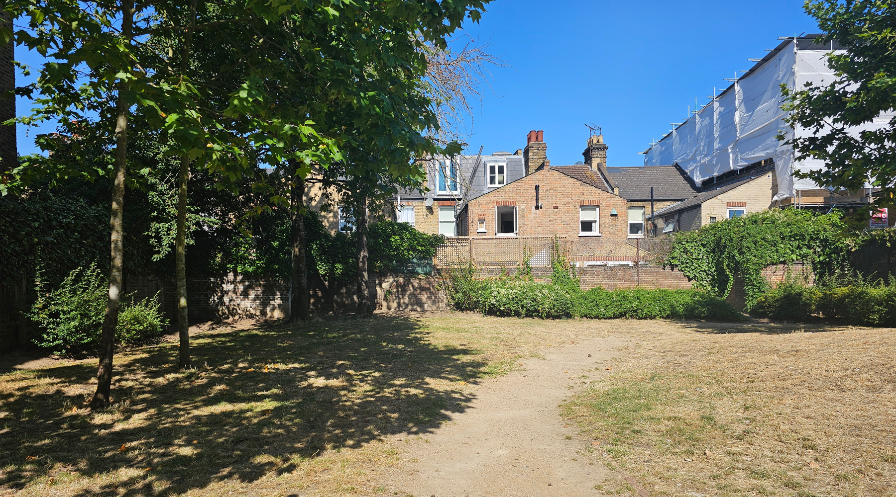 ianvisits's tweet card. This is a tiny pocket park near Battersea that, on my visit during a heatwave, was maybe better named Queenstown Yellow.