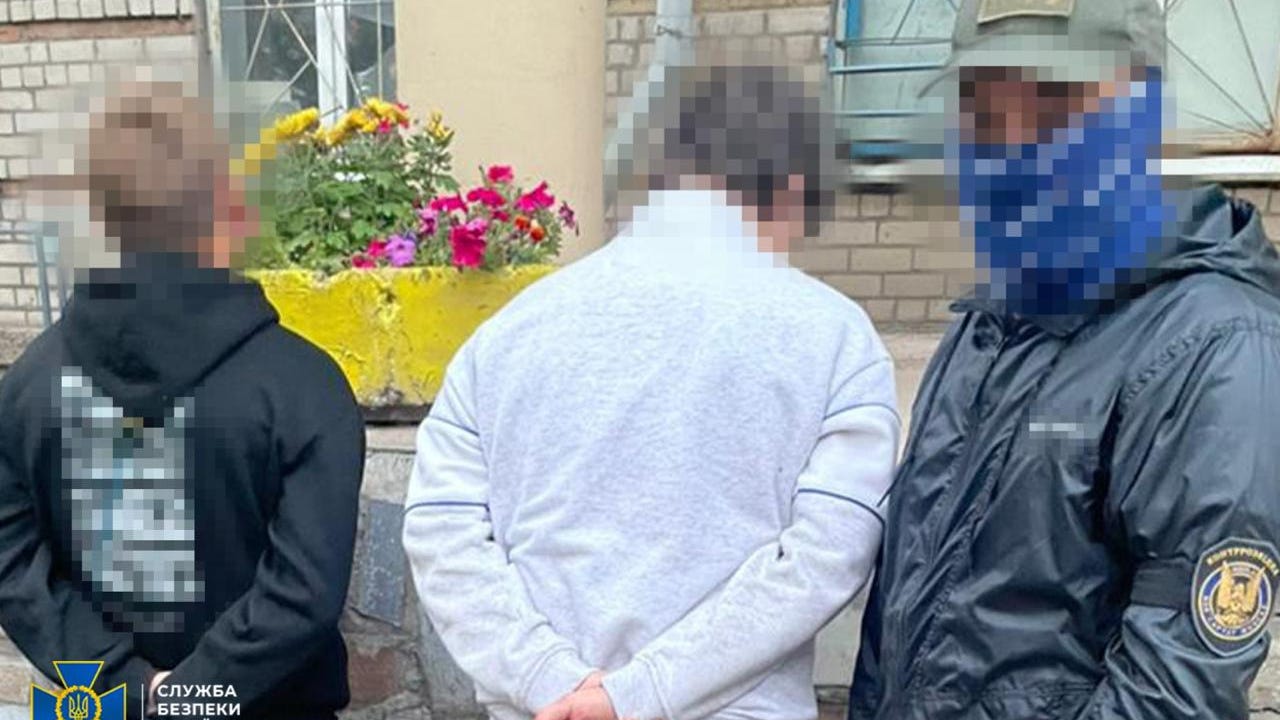 larazon_es's tweet card. La inteligencia ucraniana ha detenido a siete agentes, tres de ellos adolescentes, incorporados a través de redes sociales