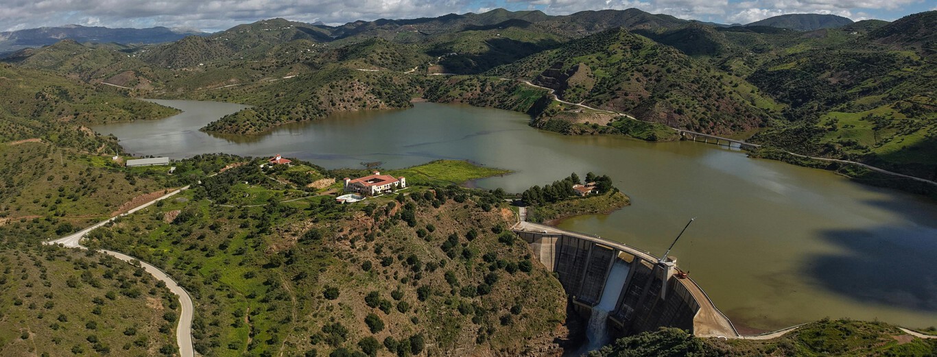 s3ns3i67's tweet card. El verano está afectando a los embalses españoles. Tras casi un año de recuperación hidrólógica, el verano pasa factura a la cantidad de agua embalsada, que...