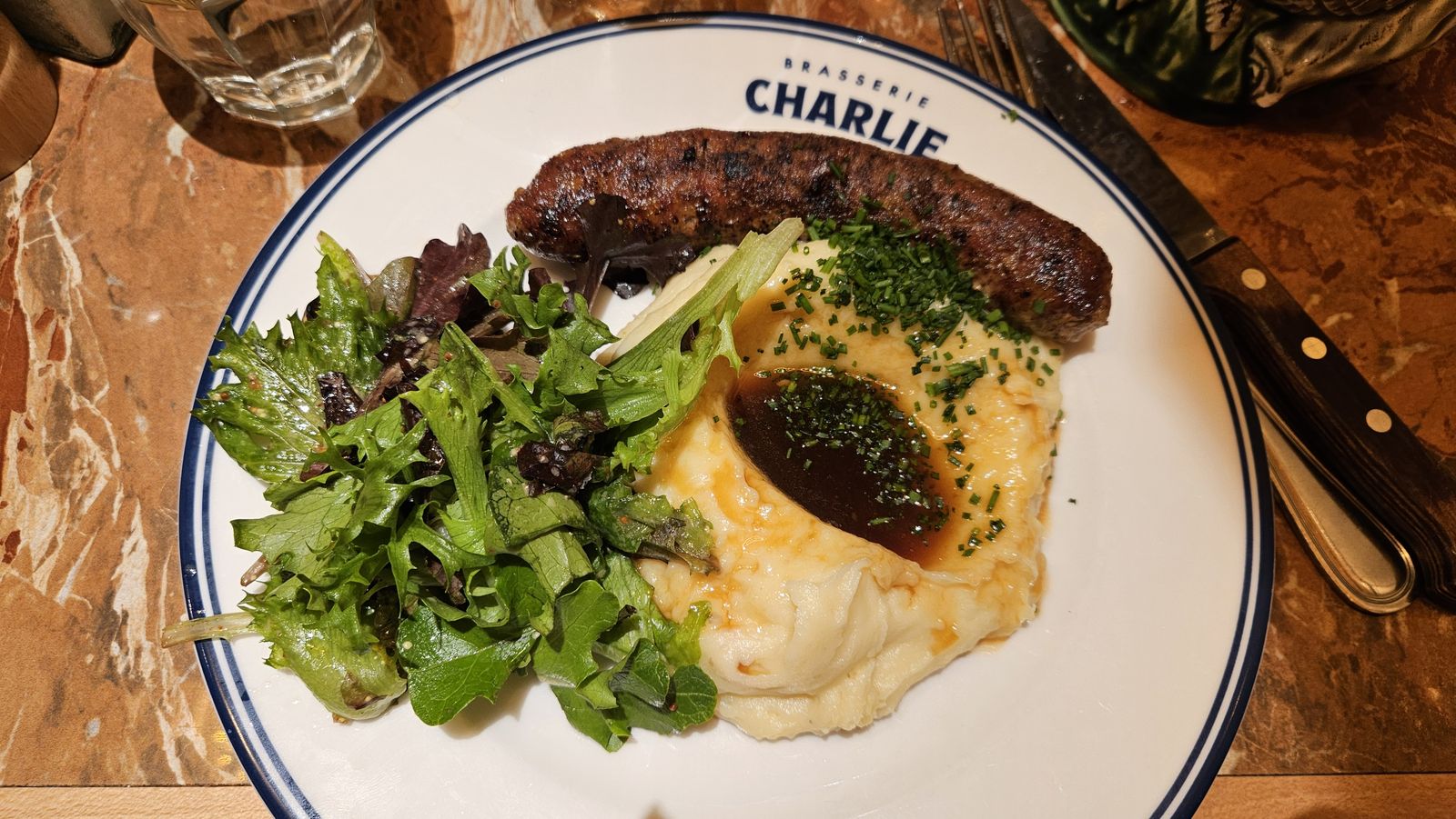 manettealamain's tweet card. Située à Neuilly-sur-Seine, la Brasserie Charlie fait partie du groupe Nouvelle Garde qui compte déjà plusieurs autres adresses à Paris. Elle propose une cuisine française classique de brasserie 100%...