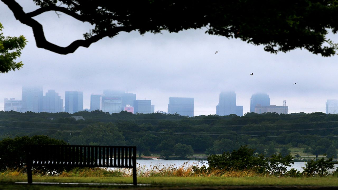 EnvironmentTex's tweet card. According to recent data by the EPA, Texas ranks poorly when it comes to air pollution.