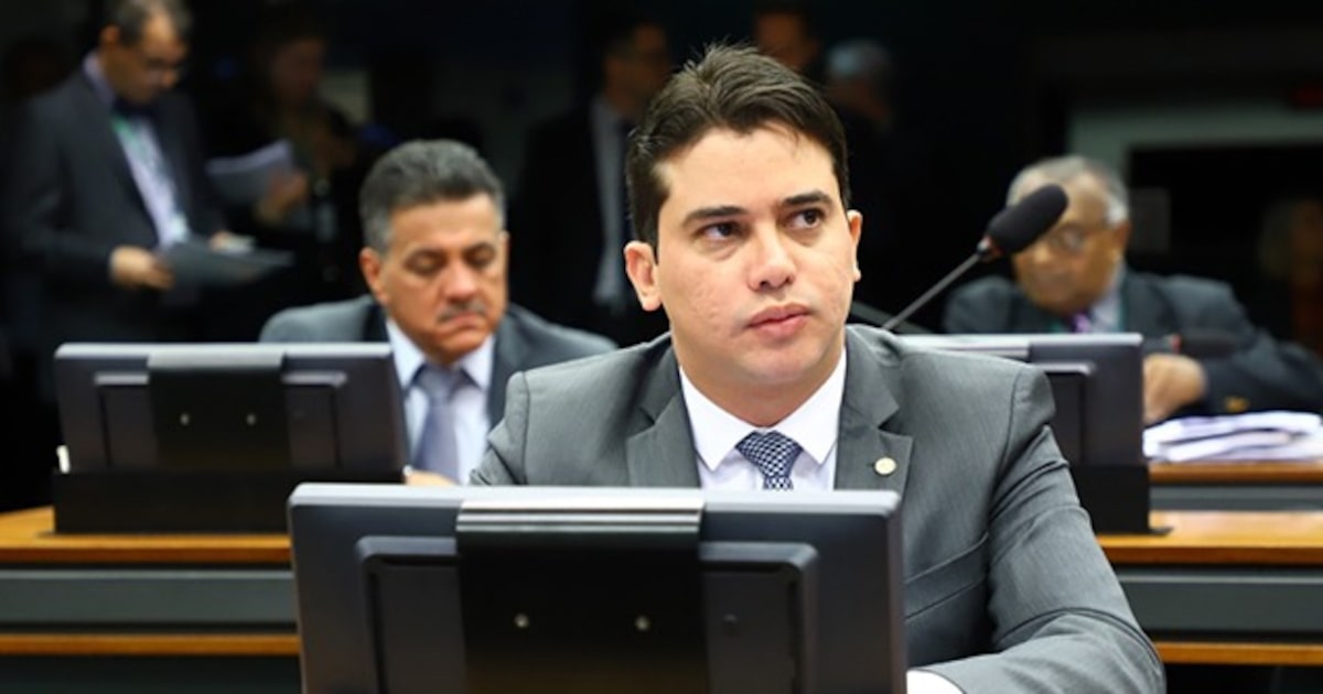 dubarretto_'s tweet card. Júnior Mano teve gabinete vasculhado pela PF; procurado, deputado não respondeu