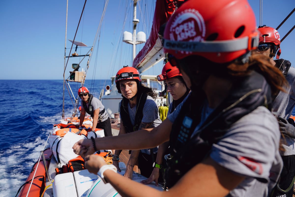 elpaismexico's tweet card. Las llegadas irregulares de migrantes a Europa cayeron un 20% en el primer semestre de 2025. Desde el velero ‘Astral’, EL PAÍS comprueba cómo la normativa italiana vacía estas aguas de barcos de...