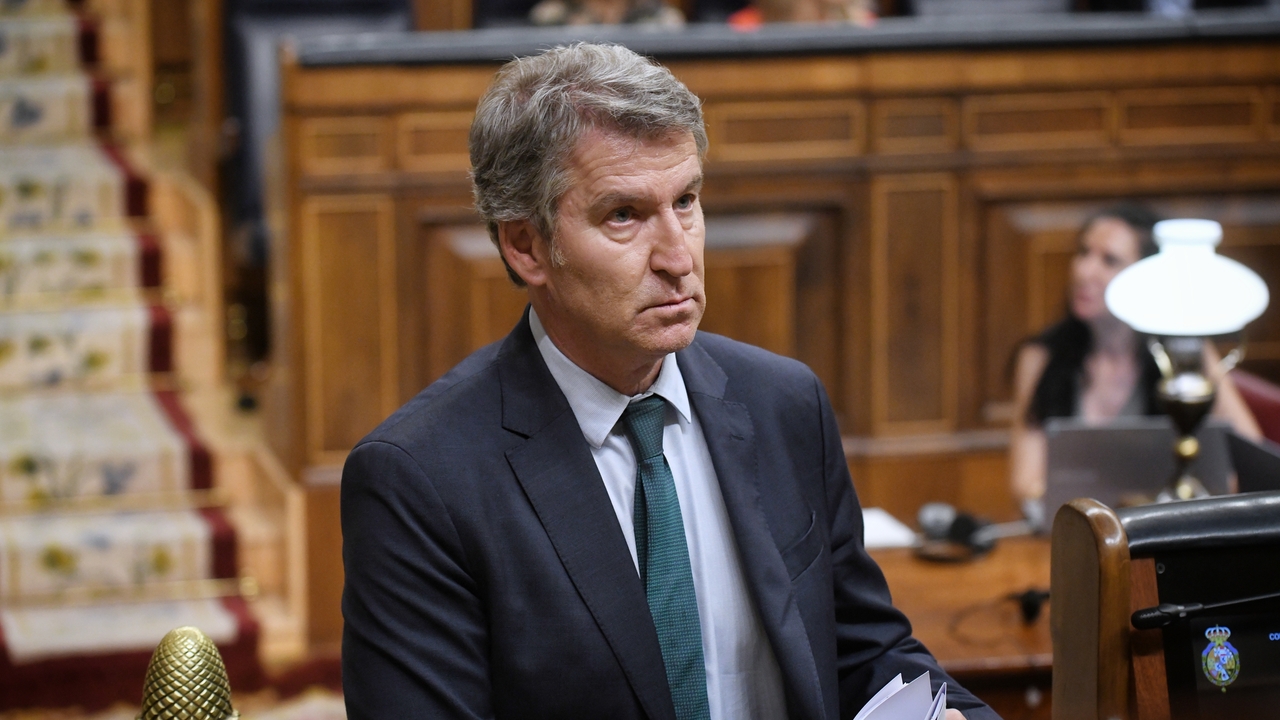 larazon_es's tweet card. Crecen las voces populares que se muestran partidarias de que Feijóo dé un paso al frente a la vuelta del verano 