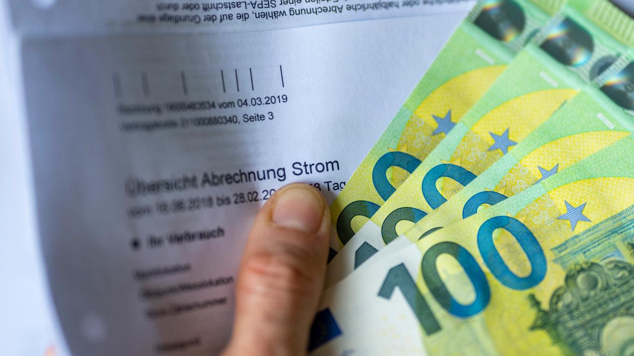 ZDFheute's tweet card. Schwarz-Rot plant eine Senkung der Netzentgelte. Doch wie kann sichergestellt werden, dass die Entlastung auch die Verbraucher erreicht?