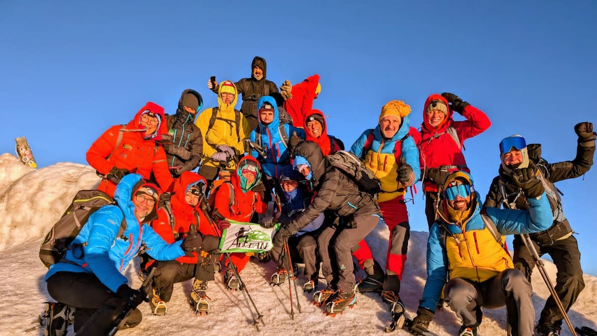 SERPirineos's tweet card. El club de Jaca Montañeras Adebán acaban de hacer cima en el monte más alto de Turquía: el Ararat