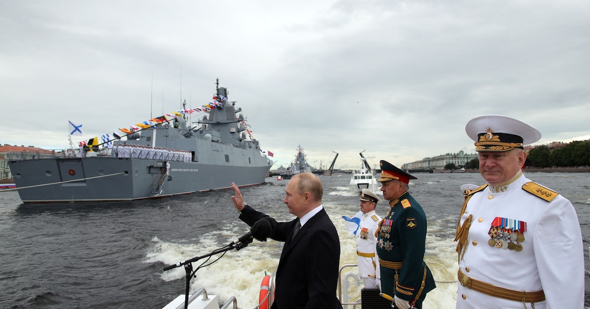 ADnl's tweet card. Rusland is woensdag begonnen met grote marine-oefening waar meer dan 150 schepen en 15.000 militairen aan deelnemen. Trainingen vinden plaats in de Stille Oceaan, de Noordelijke IJszee, de Baltische...