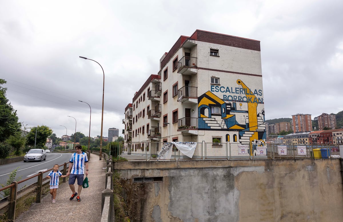 el_pais's tweet card. El Puerto de Pasaia exige el desalojo de las viviendas que están en sus terrenos porque ha decidido derribarlas para construir una conexión para trenes de mercancías