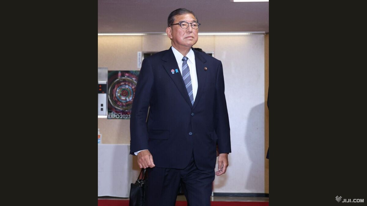 jijicom's tweet card. 石破茂首相（自民党総裁）は２３日午後、首相経験者の麻生太郎、菅義偉、岸田文雄各氏と党本部で会談した。首相は日米関税交渉の合意を踏まえ、自身の進退を近く判断する考え。ただ、会談で進退問題は話題にならなかったという。