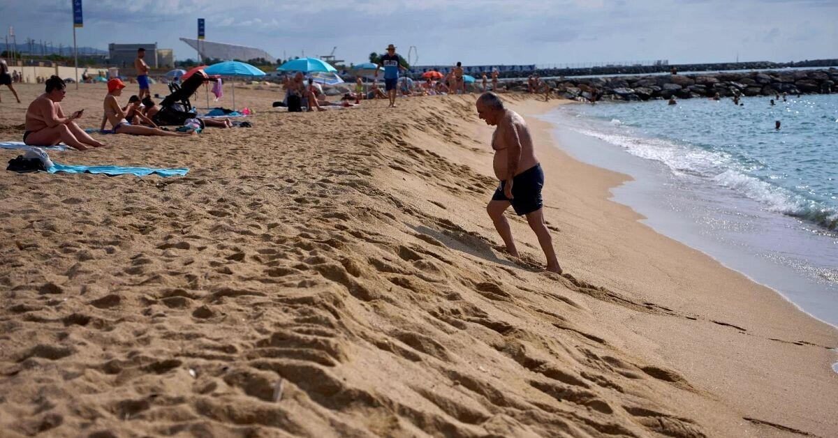 euronews's tweet card. Storms and sea level rise are rapidly reshaping Barcelona’s coastline, raising fears about the future of local tourism.