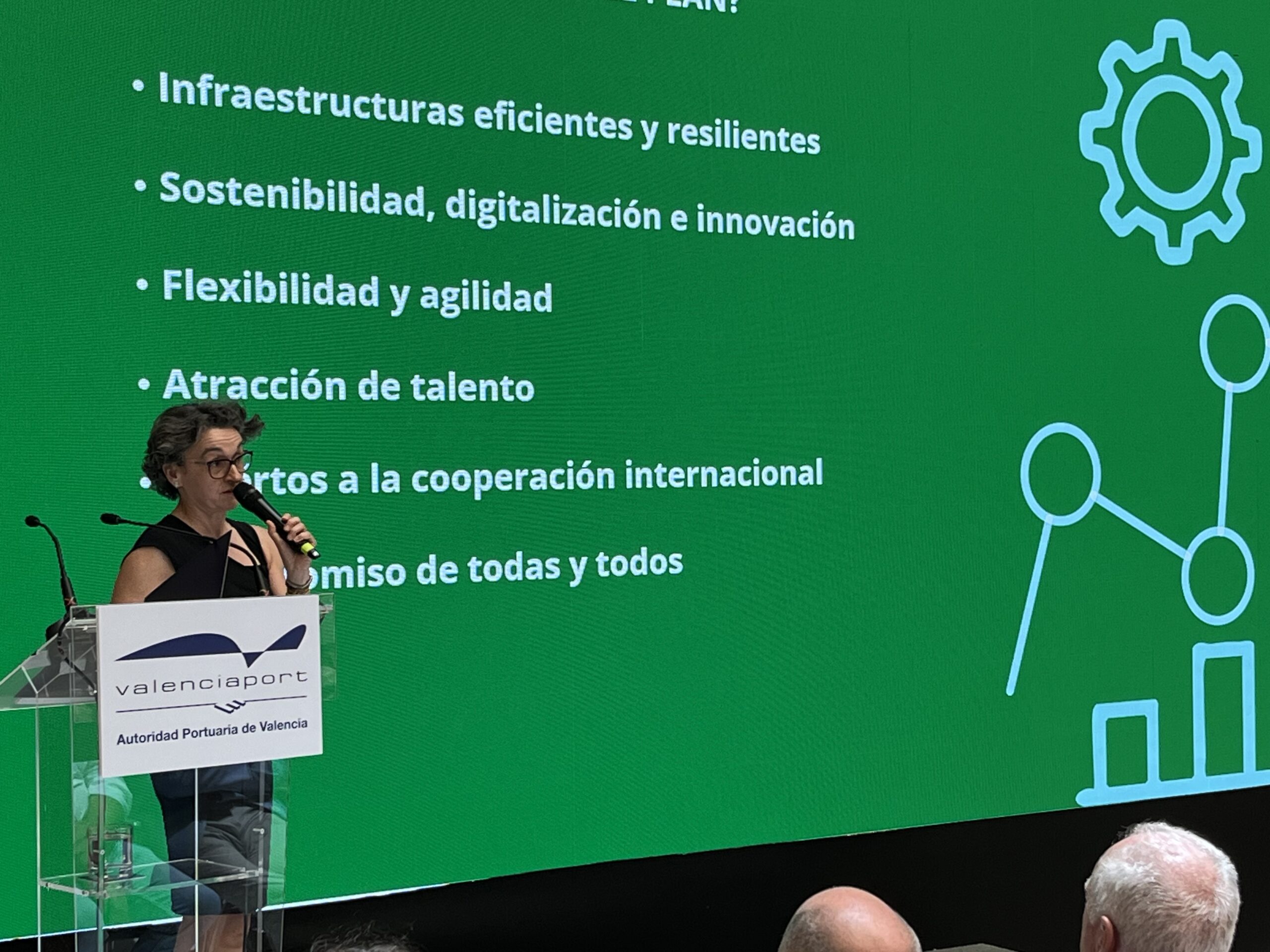 AutPortValencia's tweet card. El port es marca com a objectiu el servei al món empresarial sense oblidar la sostenibilitat econòmica i ambiental “Junts, més lluny”: un Pla Estratègic a deu anys basat en el compromís amb els...