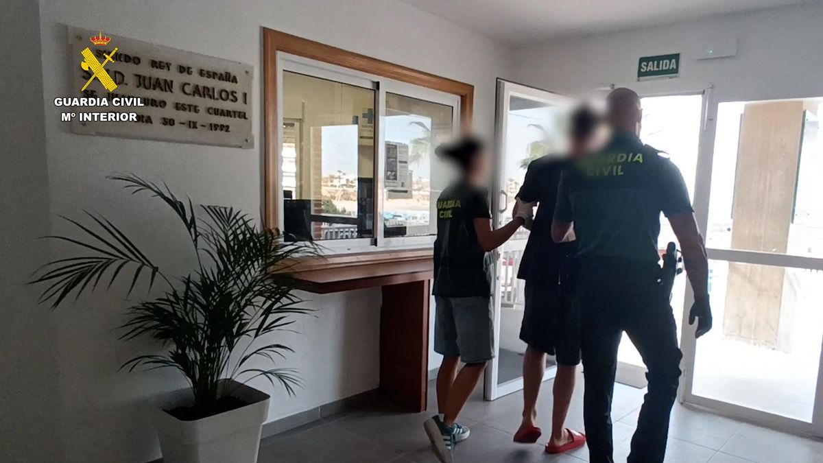 informacion_es's tweet card. Los agentes localizan el vehículo y el arma que se emplearon en una agresión que dejó a cinco jóvenes con heridas graves por impacto de bala